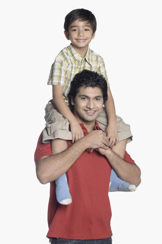 儿童,两个人,家庭,父亲,儿子,站,笑,微笑,露齿笑,竖图,室内,白天,白色背景,正面,纯洁,亚洲,服装,注视,休闲装,小孩,骑,衣服,观察,看,扛,站着,休闲,温暖,温馨,父子,一家人,休闲服,父爱,可爱,童年,童趣,摄影,服饰,影棚,观看,和睦,察看,关注,童真,烂漫,无邪,扛在肩上,骑在肩上,天真,男孩,男人,男性,年轻男性,亚洲人,印度人,孩子,年轻人,站立,半身,彩图,影棚拍摄,拍摄,融洽,男生