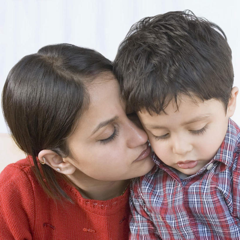 儿童,两个人,家庭,母亲,儿子,吻,横图,室内,白天,正面,纯洁,亚洲,服装,注视,休闲装,小孩,衣服,观察,看,休闲,温暖,温馨,母子,一家人,休闲服,可爱,母爱,童年,童趣,服饰,观看,和睦,察看,关注,童真,烂漫,无邪,天真,男孩,年轻女性,女人,女性,亚洲人,印度人,孩子,年轻人,亲,亲吻,半身,彩图,融洽,男生