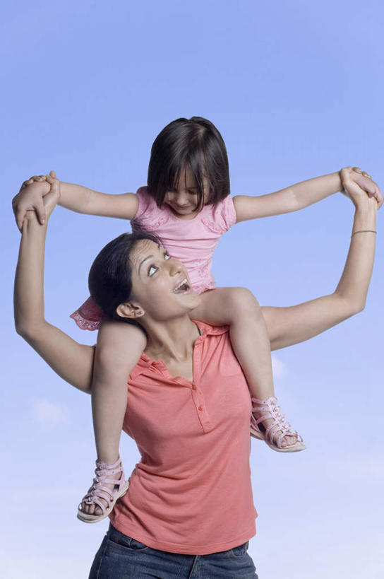 儿童,两个人,家庭,母亲,女儿,伸展双臂,笑,微笑,露齿笑,竖图,室内,白天,正面,纯洁,亚洲,蓝色背景,服装,注视,休闲装,小孩,骑,衣服,观察,看,扛,休闲,温暖,温馨,母女,一家人,休闲服,可爱,母爱,童年,童趣,摄影,服饰,影棚,观看,和睦,察看,关注,童真,烂漫,无邪,扛在肩上,骑在肩上,天真,年轻女性,女孩,女人,女性,亚洲人,印度人,孩子,年轻人,敞开双臂,伸开双臂,展开双肩,张开手臂,张开双臂,半身,彩图,影棚拍摄,拍摄,融洽,女生
