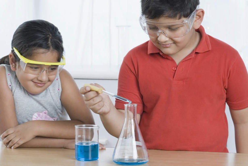 儿童,两个人,伙伴,朋友,站,横图,室内,白天,正面,友谊,纯洁,安全,实验,仪器,水,亚洲,撑,握,服装,研究,透明,分析,化学,测试,烧杯,烧瓶,眼镜,液体,锥形瓶,实验室,水滴,研究室,防护,拿,拿着,注视,休闲装,玻璃制品,小孩,衣服,白板,玻璃瓶,瓶子,吸管,观察,看,站着,休闲,休闲服,器皿,可爱,童年,童趣,握着,服饰,观看,护目镜,保护,察看,撑着,关注,保险,记录板,童真,试验室,烂漫,无邪,记事板,玻璃仪器,试验耗材,实验用品,保全,周全,安稳,安定,三角烧瓶,依氏烧瓶,锥形烧瓶,安全防护眼镜,平安,天真,友情,男孩,男人,男性,女孩,女人,女性,亚洲人,印度人,站立,半身,彩图,防护眼镜,男生,女生