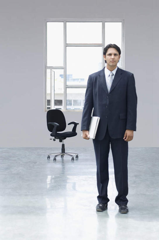 一个人,商务人士,商务男性,站,竖图,室内,白天,正面,衬衫,西装,电脑,笔记本电脑,窗户,落地窗,椅子,亚洲,仅一个男性,仅一个人,握,套装,正装,网络,领带,拿,拿着,注视,职业装,通讯设备,玻璃窗,仅一个年轻男性,观察,看,站着,握着,观看,察看,无线,象征,庄重,关注,通信设备,商务装,身份,无线网络,无线上网,便携式电脑,工薪阶层,正式,地位,手提电脑,男人,男性,年轻男性,亚洲人,印度人,白领,上班族,站立,彩图,全身,衬衣