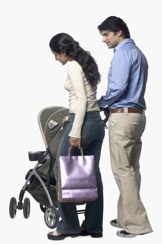 两个人,家庭,夫妻,站,竖图,室内,白天,白色背景,侧面,爱情,购物,消费,袋子,亚洲,服装,包装袋,手提袋,购物袋,浪漫,注视,休闲装,车,婴儿车,衣服,观察,看,站着,休闲,温暖,温馨,一家人,休闲服,恩爱,金融,恋人,摄影,服饰,影棚,观看,和睦,察看,购买,关注,载具,贸易,宝宝车,婴儿手推车,婴儿推车,男人,男性,年轻男性,年轻女性,女人,女性,亚洲人,印度人,年轻人,夫妇,情侣,站立,彩图,全身,影棚拍摄,拍摄,伴侣,融洽