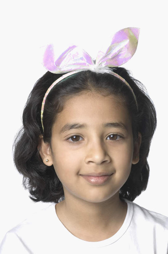 儿童,脸,头,脸颊,脖子,两个人,笑,微笑,竖图,室内,特写,白天,白色背景,正面,亚洲,服装,装饰,注视,休闲装,小孩,衣服,发箍,发饰,饰品,观察,看,休闲,休闲服,摄影,服饰,影棚,头箍,观看,察看,关注,发卡,配饰,女孩,女人,女性,亚洲人,印度人,头部,脖,颈,颈部,脸部,脸蛋,面部,半身,彩图,影棚拍摄,拍摄,女生