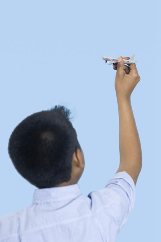 儿童,一个人,竖图,室内,白天,游戏,纯洁,飞机,玩具,亚洲,仅一个男性,仅一个人,握,蓝色背景,服装,墙,交通,拿,玩,拿着,注视,休闲装,娱乐,航空,墙壁,墙面,小孩,背面,衣服,蓝色,模型,交通工具,观察,看,仅一个小孩,休闲,休闲服,可爱,童年,童趣,益智,握着,运输,摄影,服饰,影棚,观看,活动,察看,客机,发泄,关注,消遣,智力,载具,童真,烂漫,无邪,宣泄,天真,男孩,男人,男性,亚洲人,印度人,孩子,玩耍,嬉戏,半身,彩图,影棚拍摄,拍摄,男生
