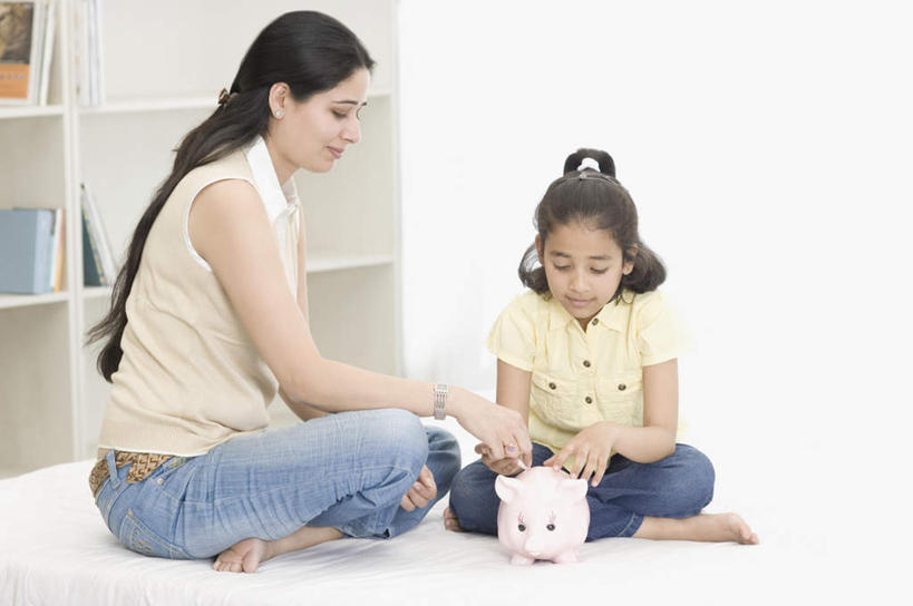 儿童,两个人,家庭,母亲,女儿,盘腿,横图,室内,白天,侧面,纯洁,床,猪,亚洲,服装,床单,注视,休闲装,被子,小孩,衣服,动物,容器,观察,看,休闲,温暖,温馨,母女,一家人,休闲服,储蓄罐,器皿,家畜,可爱,母爱,童年,童趣,储蓄,存钱,金融,理财,服饰,单人床,牲畜,经济,观看,和睦,察看,被单,资金,存钱罐,关注,存款,流通,贸易,童真,烂漫,无邪,贮钱罐,储钱罐,扑满,天真,年轻女性,女孩,女人,女性,亚洲人,印度人,孩子,年轻人,盘腿而坐,盘膝,盘着腿的,盘着腿坐,双腿交叉,彩图,全身,融洽,女生