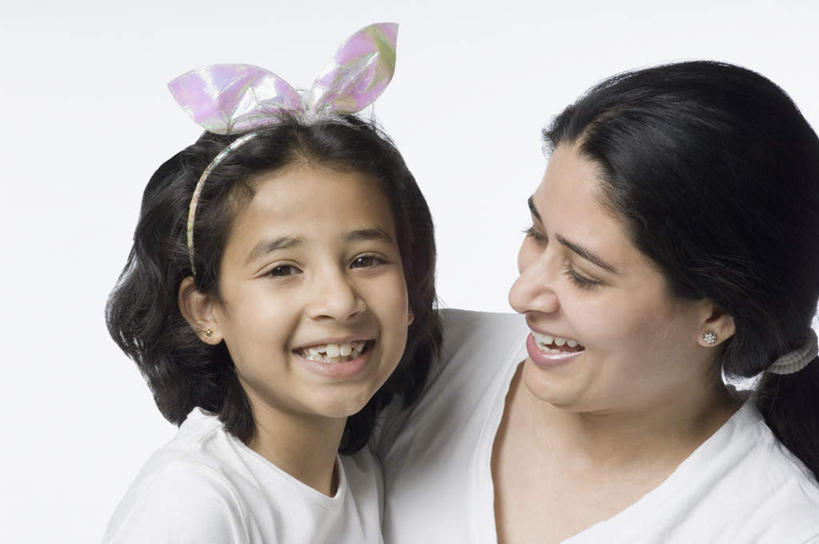 儿童,脸,头,脸颊,两个人,家庭,母亲,女儿,笑,微笑,露齿笑,横图,室内,特写,白天,白色背景,正面,纯洁,亚洲,服装,注视,休闲装,小孩,衣服,观察,看,休闲,温暖,温馨,母女,一家人,休闲服,可爱,母爱,童年,童趣,摄影,服饰,影棚,观看,和睦,察看,关注,童真,烂漫,无邪,天真,年轻女性,女孩,女人,女性,亚洲人,印度人,孩子,年轻人,头部,脸部,脸蛋,面部,半身,彩图,影棚拍摄,拍摄,融洽,女生