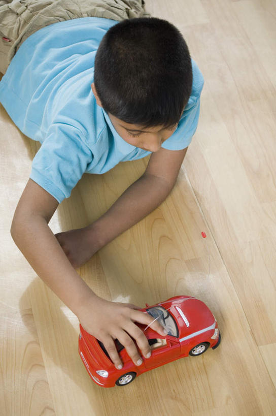 儿童,一个人,竖图,俯视,室内,白天,游戏,纯洁,地板,汽车,玩具,亚洲,仅一个男性,仅一个人,服装,地面,玩,注视,休闲装,娱乐,木地板,车,小孩,衣服,红色,交通工具,轿车,观察,看,趴着,仅一个小孩,休闲,休闲服,可爱,童年,童趣,服饰,观看,察看,关注,载具,童真,烂漫,无邪,天真,男孩,男人,男性,亚洲人,印度人,孩子,趴,玩耍,嬉戏,半身,彩图,高角度拍摄,男生