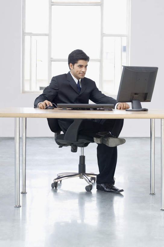 一个人,商务人士,商务男性,坐,竖图,室内,白天,正面,衬衫,西装,电脑,显示器,鼠标,键盘,窗户,落地窗,桌子,椅子,亚洲,仅一个男性,仅一个人,套装,正装,网络,办公桌,领带,注视,职业装,输入设备,通讯设备,玻璃窗,仅一个年轻男性,观察,看,台式电脑,观看,察看,象征,庄重,关注,通信设备,商务装,身份,工薪阶层,输出设备,正式,地位,男人,男性,年轻男性,亚洲人,印度人,白领,上班族,坐着,彩图,全身,衬衣