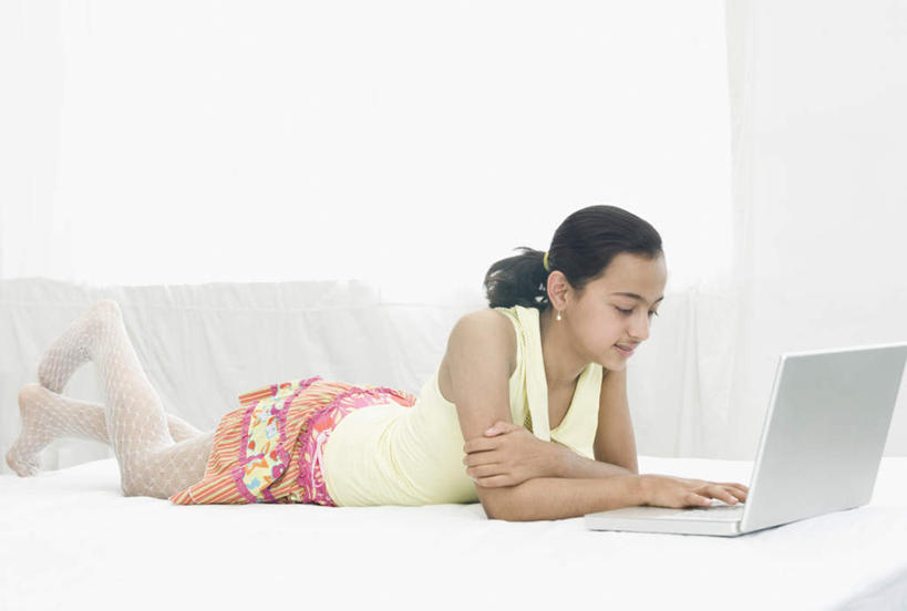 儿童,一个人,客厅,横图,室内,白天,侧面,纯洁,电脑,笔记本电脑,沙发,亚洲,仅一个女性,仅一个人,服装,网络,注视,休闲装,通讯设备,小孩,衣服,观察,看,趴着,仅一个小孩,休闲,休闲服,可爱,童年,童趣,服饰,观看,察看,无线,起居室,关注,通信设备,无线网络,布艺沙发,无线上网,便携式电脑,童真,烂漫,无邪,天真,手提电脑,女孩,女人,女性,亚洲人,印度人,孩子,趴,彩图,全身,女生