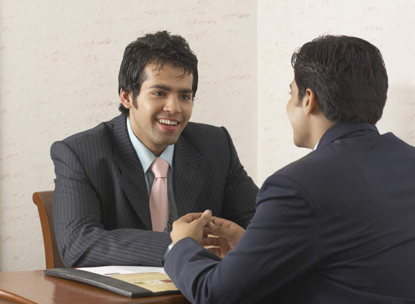 背部,两个人,伙伴,朋友,商务人士,商务男性,办公室,坐,笑,说,微笑,露齿笑,横图,室内,白天,正面,衬衫,西装,友谊,合作,团队,家具,桌子,椅子,亚洲,套装,正装,办公桌,领带,注视,职业装,观察,看,战略,观看,察看,象征,庄重,关注,商务装,身份,工薪阶层,办公家具,联合,合谋,正式,地位,交流,配合,协作,男人,男性,年轻男性,亚洲人,印度人,白领,上班族,沟通,讲话,交谈,说话,谈话,坐着,半身,彩图,衬衣