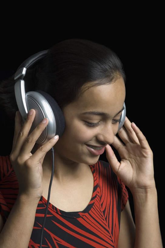 儿童,脸,头,脸颊,一个人,闭眼,竖图,室内,特写,白天,正面,快乐,满意,幸福,纯洁,亚洲,仅一个女性,仅一个人,黑色背景,服装,音响,音乐,休闲装,娱乐,小孩,衣服,耳机,仅一个小孩,享受,休闲,休闲服,放松,可爱,童年,童趣,摄影,服饰,影棚,舒适,享乐,童真,烂漫,无邪,天真,女孩,女人,女性,亚洲人,印度人,孩子,头部,脸部,脸蛋,面部,闭眼睛,闭着眼,闭着眼睛,半身,彩图,影棚拍摄,拍摄,女生