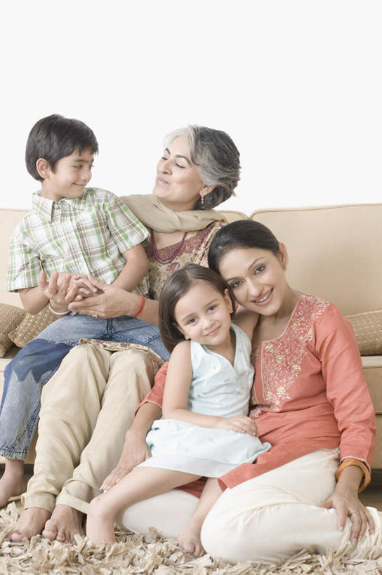 儿童,老年人,四个人,母亲,女儿,祖母,三代同堂,客厅,竖图,室内,白天,正面,纯洁,地毯,沙发,亚洲,服装,装饰,编织,手工艺品,织物,注视,休闲装,祖孙三代,小孩,衣服,工艺品,观察,看,休闲,温暖,温馨,母女,休闲服,可爱,母爱,童年,童趣,服饰,奶奶,观看,祖孙,华丽,修饰,点缀,和睦,察看,关注,布艺沙发,童真,烂漫,无邪,外婆,外孙女,外祖母,衬托,美观,雅致,雅观,天真,老年女性,男孩,年轻女性,女孩,女人,女性,亚洲人,印度人,孩子,年轻人,全家福,孙女,孙子,彩图,全身,融洽,男生,女生,多代同堂,妈妈