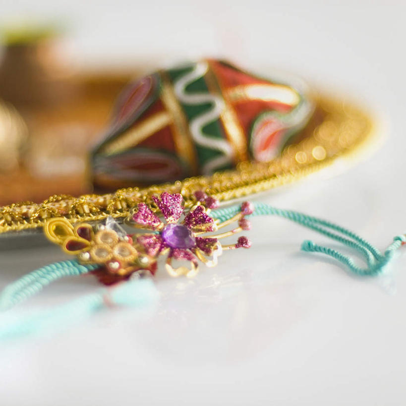 无人,横图,室内,特写,白天,白色背景,正面,静物,朦胧,模糊,装饰,装饰品,绳子,饰品,手链,首饰,摄影,手镯,影棚,绳索,华丽,修饰,点缀,镯子,衬托,美观,雅致,雅观,彩图,影棚拍摄,拍摄