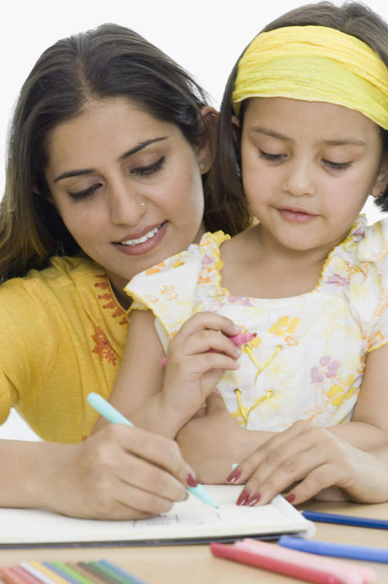 儿童,两个人,家庭,母亲,女儿,坐,笑,微笑,露齿笑,竖图,室内,白天,正面,纯洁,桌子,书籍,亚洲,握,服装,装饰,笔,办公用品,拿,拿着,注视,休闲装,书桌,文具,小孩,衣服,发箍,发饰,课桌,饰品,学习用品,观察,看,休闲,温暖,温馨,母女,一家人,休闲服,可爱,母爱,童年,童趣,握着,服饰,头箍,观看,文具用品,和睦,察看,关注,发卡,童真,烂漫,无邪,配饰,天真,年轻女性,女孩,女人,女性,亚洲人,印度人,孩子,年轻人,书,图书,坐着,半身,彩图,融洽,女生