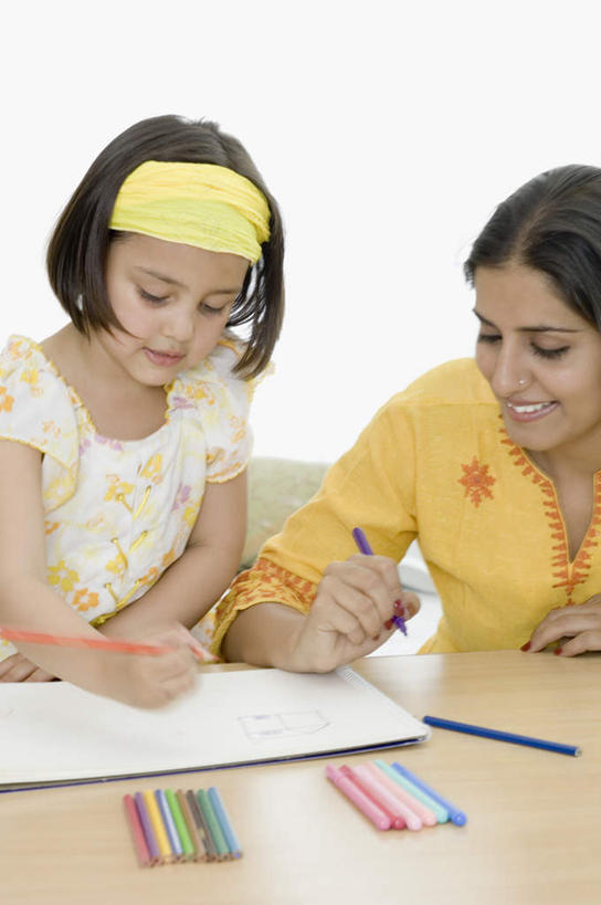 儿童,两个人,家庭,母亲,女儿,坐,笑,微笑,露齿笑,竖图,室内,白天,正面,纯洁,桌子,亚洲,握,服装,装饰,笔,办公用品,拿,拿着,注视,休闲装,书桌,文具,小孩,衣服,发箍,发饰,课桌,饰品,学习用品,观察,看,休闲,温暖,温馨,母女,一家人,休闲服,可爱,母爱,童年,童趣,握着,服饰,头箍,观看,文具用品,和睦,察看,关注,发卡,童真,烂漫,无邪,配饰,天真,年轻女性,女孩,女人,女性,亚洲人,印度人,孩子,年轻人,画画,坐着,半身,彩图,融洽,女生