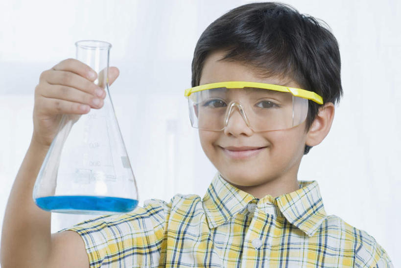 儿童,一个人,横图,室内,白天,正面,纯洁,安全,实验,仪器,亚洲,仅一个男性,仅一个人,服装,研究,透明,分析,化学,测试,烧瓶,眼镜,锥形瓶,防护,注视,休闲装,玻璃制品,小孩,衣服,玻璃瓶,瓶子,观察,看,仅一个小孩,休闲,休闲服,器皿,可爱,童年,童趣,服饰,观看,护目镜,保护,察看,关注,保险,童真,烂漫,无邪,玻璃仪器,试验耗材,实验用品,保全,周全,安稳,安定,三角烧瓶,依氏烧瓶,锥形烧瓶,安全防护眼镜,平安,天真,男孩,男人,男性,亚洲人,印度人,孩子,半身,彩图,防护眼镜,男生