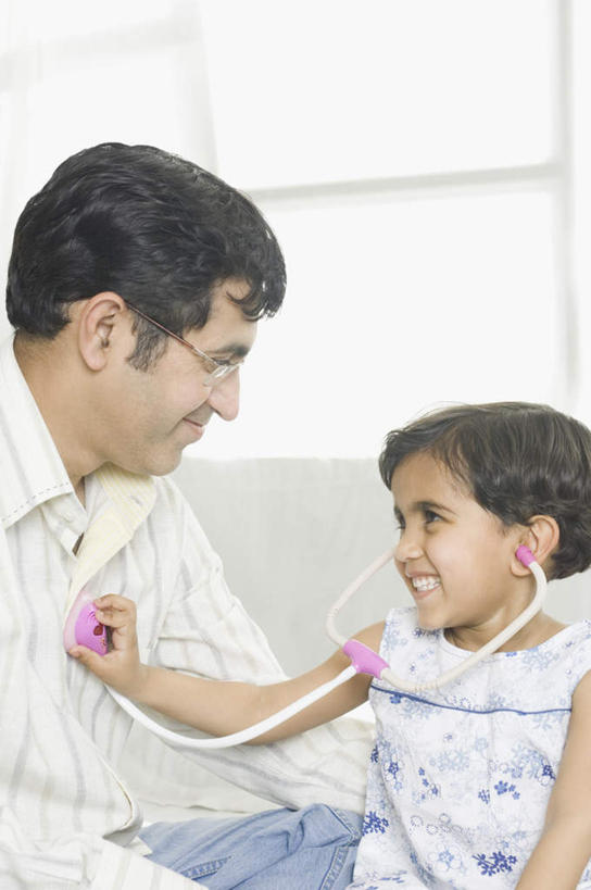 儿童,两个人,家庭,父亲,女儿,笑,微笑,露齿笑,竖图,室内,白天,侧面,游戏,纯洁,窗户,落地窗,玩具,亚洲,握,服装,眼镜,拿,玩,拿着,注视,休闲装,娱乐,玻璃窗,小孩,衣服,听诊器,观察,看,休闲,温暖,温馨,父女,一家人,休闲服,父爱,可爱,童年,童趣,握着,服饰,观看,和睦,察看,医疗设备,关注,医疗器械,医疗工具,近视眼镜,童真,烂漫,无邪,检测工具,天真,男人,男性,年轻男性,女孩,亚洲人,印度人,孩子,年轻人,玩耍,嬉戏,半身,彩图,融洽,女生