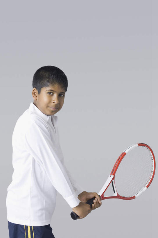 儿童,一个人,站,竖图,室内,白天,白色背景,侧面,纯洁,网球,亚洲,仅一个男性,仅一个人,握,服装,网球拍,球拍,网球装备,拿,拿着,注视,休闲装,运动器械,小孩,衣服,观察,看,站着,仅一个小孩,休闲,休闲服,健身器械,可爱,童年,童趣,握着,摄影,服饰,影棚,观看,察看,关注,健身器材,童真,烂漫,无邪,天真,网球运动,男孩,男人,男性,亚洲人,印度人,孩子,站立,半身,彩图,影棚拍摄,拍摄,运动器材,男生