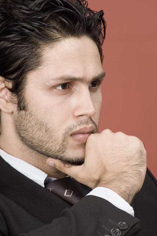 脸,头,脸颊,一个人,商务人士,商务男性,坐,竖图,室内,特写,白天,侧面,衬衫,西装,亚洲,仅一个男性,仅一个人,撑,红色背景,套装,正装,领带,托腮,注视,职业装,仅一个年轻男性,观察,看,托,摄影,影棚,观看,察看,象征,庄重,关注,托下巴,商务装,身份,工薪阶层,正式,地位,男人,男性,年轻男性,亚洲人,印度人,头部,脸部,脸蛋,面部,白领,上班族,坐着,半身,彩图,影棚拍摄,衬衣,拍摄