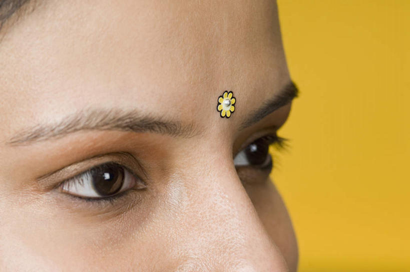 脸,头,眼睛,脸颊,眉毛,睫毛,痣,一个人,横图,室内,特写,白天,正面,亚洲,瞳孔,仅一个年轻女性,仅一个女性,仅一个人,黄色背景,注视,观察,看,祈福,眼部,摄影,影棚,观看,察看,关注,吉祥痣,朱砂痣,避邪,消灾,迪勒格,年轻女性,女人,女性,亚洲人,印度人,头部,睫,脸部,脸蛋,眉,面部,眼,眼睫毛,眼眉,半身,彩图,影棚拍摄,拍摄,眼眉毛