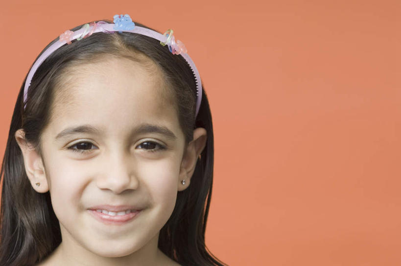 儿童,脸,头,脸颊,一个人,横图,室内,特写,白天,正面,纯洁,亚洲,仅一个女性,仅一个人,装饰,墙,注视,墙壁,墙面,小孩,红色,发箍,发饰,饰品,观察,看,仅一个小孩,可爱,童年,童趣,摄影,影棚,头箍,观看,察看,关注,发卡,童真,烂漫,无邪,配饰,天真,女孩,女人,女性,亚洲人,印度人,孩子,头部,脸部,脸蛋,面部,半身,彩图,影棚拍摄,拍摄,女生