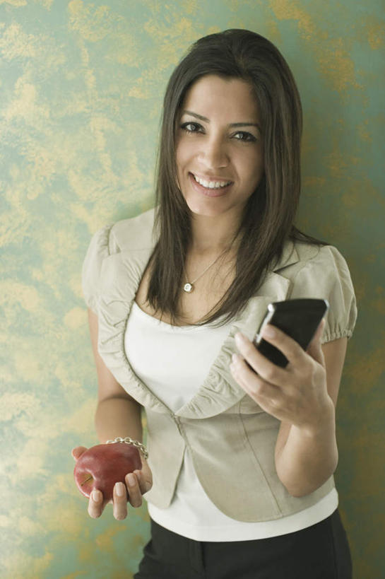 一个人,站,打电话,竖图,室内,白天,正面,电话,手机,亚洲,仅一个年轻女性,仅一个女性,仅一个人,握,服装,拿,拿着,注视,休闲装,通讯设备,衣服,观察,看,站着,休闲,休闲服,握着,服饰,观看,察看,关注,交流,年轻女性,女人,女性,亚洲人,印度人,长发,沟通,通话,站立,半身,彩图