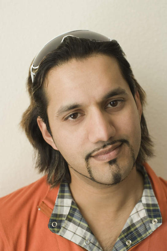 脸,头,脸颊,一个人,站,笑,微笑,竖图,室内,特写,白天,正面,亚洲,仅一个男性,仅一个人,服装,墨镜,眼镜,墙,注视,休闲装,上衣,墙壁,墙面,仅一个年轻男性,衣服,红色,太阳镜,太阳眼镜,观察,看,站着,休闲,休闲服,遮阳镜,服饰,观看,察看,关注,男人,男性,亚洲人,印度人,头部,脸部,脸蛋,面部,站立,半身,彩图