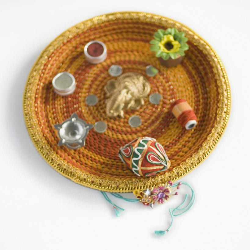 无人,横图,俯视,室内,特写,白天,白色背景,桌面,桌子,静物,蜡烛,阴影,装饰,反射,光线,木制,火焰,影子,烛光,燃烧,装饰品,木制品,绳子,饰品,手链,首饰,点燃,摄影,手镯,影棚,绳索,华丽,修饰,点缀,镯子,衬托,美观,雅致,雅观,彩图,高角度拍摄,影棚拍摄,拍摄