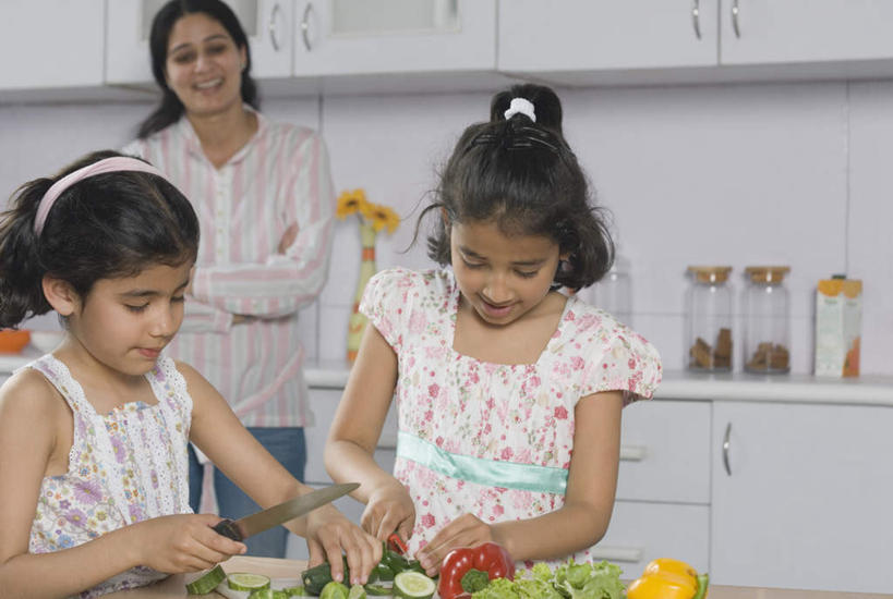 儿童,三个人,家庭,母亲,女儿,站,双手交叉,横图,室内,白天,正面,纯洁,厨房,辣椒,蔬菜,亚洲,服装,新鲜,食品,注视,休闲装,食物,小孩,衣服,观察,看,站着,休闲,温暖,温馨,母女,一家人,休闲服,可爱,母爱,童年,童趣,服饰,有机食品,绿色食品,观看,和睦,察看,切割,双手抱胸,关注,彩椒,童真,烂漫,无邪,辣角,红海椒,大椒,辣虎,广椒,天真,年轻女性,女孩,女人,女性,亚洲人,印度人,孩子,年轻人,甜椒,柿子椒,辣子,海椒,番椒,灯笼椒,站立,半身,彩图,灶间,融洽,女生