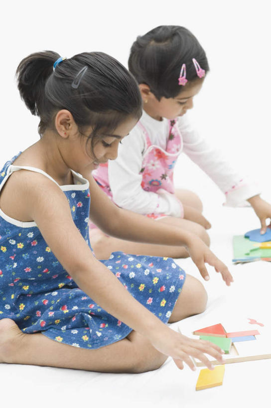 儿童,两个人,伙伴,朋友,盘腿,竖图,室内,白天,白色背景,侧面,友谊,纯洁,玩具,亚洲,服装,注视,休闲装,小孩,衣服,观察,看,休闲,休闲服,可爱,童年,童趣,摄影,服饰,影棚,观看,察看,关注,童真,烂漫,无邪,天真,友情,女孩,女人,女性,亚洲人,印度人,盘腿而坐,盘膝,盘着腿的,盘着腿坐,双腿交叉,半身,彩图,影棚拍摄,拍摄,女生