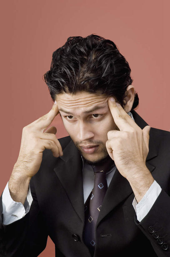 脸,头,脸颊,一个人,商务人士,商务男性,竖图,室内,特写,白天,正面,衬衫,西装,按摩,亚洲,仅一个男性,仅一个人,撑,红色背景,套装,正装,领带,注视,职业装,仅一个年轻男性,观察,看,享受,健康,保健,摄影,影棚,观看,察看,撑着,象征,庄重,关注,商务装,身份,工薪阶层,指压,正式,地位,男人,男性,年轻男性,亚洲人,印度人,头部,脸部,脸蛋,面部,白领,上班族,半身,彩图,影棚拍摄,衬衣,推拿,拍摄