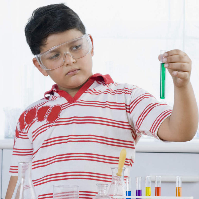 儿童,一个人,横图,室内,白天,正面,纯洁,安全,实验,仪器,杯子,亚洲,仅一个男性,仅一个人,握,服装,研究,透明,分析,化学,测试,试管,眼镜,实验室,研究室,防护,拿,拿着,注视,休闲装,玻璃制品,小孩,衣服,玻璃瓶,瓶子,观察,看,仅一个小孩,休闲,休闲服,器皿,可爱,童年,童趣,握着,服饰,观看,护目镜,保护,察看,关注,保险,计量,童真,试验室,烂漫,无邪,玻璃仪器,试验耗材,实验用品,保全,周全,安稳,安定,安全防护眼镜,平安,天真,男孩,男人,男性,亚洲人,印度人,孩子,玻璃杯,半身,彩图,防护眼镜,男生