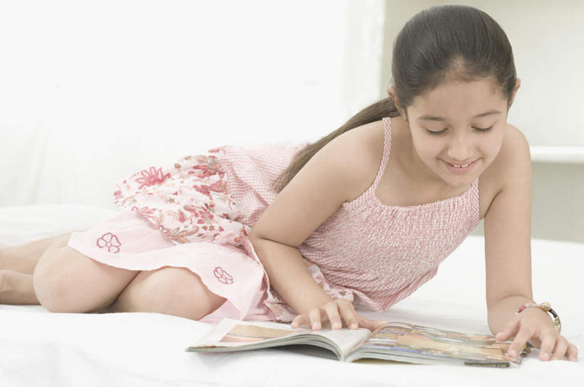 儿童,一个人,横图,室内,白天,正面,看书,阅读,纯洁,床,书籍,亚洲,仅一个女性,仅一个人,学习,服装,床单,注视,休闲装,被子,小孩,衣服,书本,观察,看,趴着,仅一个小孩,休闲,休闲服,可爱,童年,童趣,读书,浏览,服饰,单人床,观看,察看,被单,关注,童真,烂漫,无邪,天真,女孩,女人,女性,亚洲人,印度人,孩子,书,图书,趴,半身,彩图,女生