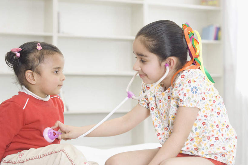 儿童,两个人,家庭,坐,笑,微笑,露齿笑,横图,室内,白天,侧面,游戏,纯洁,柜子,书架,玩具,亚洲,握,服装,储物柜,拿,玩,拿着,注视,休闲装,娱乐,小孩,衣服,听诊器,观察,看,休闲,温暖,温馨,一家人,休闲服,可爱,童年,童趣,益智,握着,服饰,观看,活动,和睦,察看,医疗设备,储存,发泄,关注,消遣,智力,医疗器械,医疗工具,童真,烂漫,无邪,宣泄,储备,蕴藏,贮备,检测工具,天真,女孩,女人,女性,亚洲人,印度人,玩耍,嬉戏,坐着,半身,彩图,融洽,贮存,女生