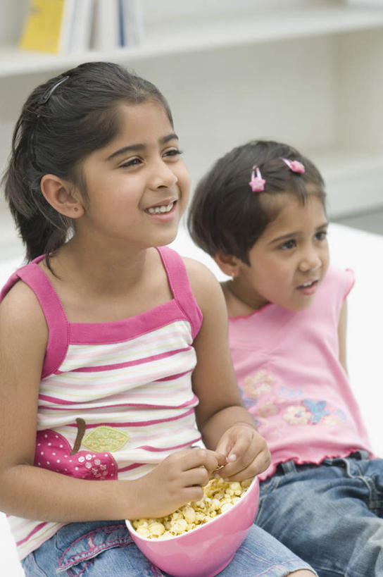 点心,儿童,两个人,家庭,坐,笑,吃,微笑,露齿笑,竖图,俯视,室内,白天,纯洁,亚洲,服装,装饰,陶瓷,食品,陶瓷制品,拿,拿着,注视,休闲装,食物,小孩,衣服,发箍,发饰,容器,饰品,碗,零食,观察,看,休闲,温暖,温馨,一家人,休闲服,爆米花,可爱,童年,童趣,服饰,头箍,观看,储藏,和睦,察看,储存,关注,发卡,童真,垃圾食品,膨化食品,烂漫,无邪,配饰,零嘴,天真,女孩,女人,女性,亚洲人,印度人,嚼,食,坐着,半身,彩图,高角度拍摄,融洽,贮存,女生