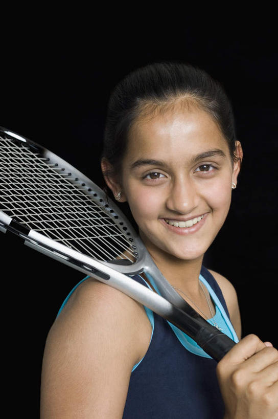 儿童,一个人,站,笑,微笑,露齿笑,竖图,室内,白天,侧面,纯洁,网球,亚洲,仅一个女性,仅一个人,黑色背景,服装,网球拍,球拍,网球装备,拿,拿着,注视,休闲装,运动器械,小孩,衣服,观察,看,站着,仅一个小孩,休闲,休闲服,健身器械,可爱,童年,童趣,摄影,服饰,影棚,观看,察看,关注,健身器材,童真,烂漫,无邪,天真,网球运动,女孩,女人,女性,亚洲人,印度人,孩子,站立,半身,彩图,影棚拍摄,拍摄,运动器材,女生