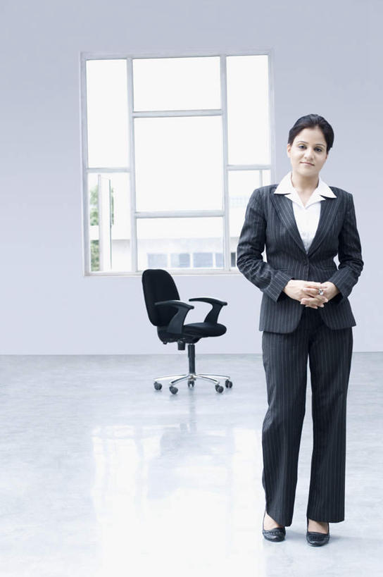 一个人,商务人士,商务女性,站,双手交叉,竖图,室内,白天,正面,窗户,椅子,亚洲,仅一个年轻女性,仅一个女性,仅一个人,套装,墙,注视,玻璃窗,墙壁,墙面,会议椅,观察,看,站着,观看,办公椅,察看,关注,商务装,工薪阶层,商务椅,培训椅,年轻女性,女人,女性,亚洲人,印度人,白领,上班族,十字手,站立,彩图,全身