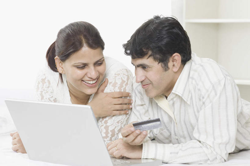 两个人,夫妻,笑,说,微笑,露齿笑,横图,室内,白天,正面,爱情,电脑,笔记本电脑,亚洲,服装,网络,浪漫,注视,休闲装,通讯设备,衣服,观察,看,趴着,休闲,休闲服,恩爱,恋人,服饰,观看,一台,察看,无线,关注,通信设备,无线网络,无线上网,便携式电脑,交流,手提电脑,男人,男性,年轻男性,年轻女性,女人,女性,亚洲人,印度人,情侣,沟通,讲话,交谈,趴,说话,谈话,半身,彩图,伴侣