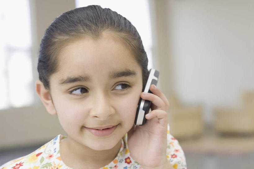 儿童,脸,头,脸颊,手,一个人,站,打电话,横图,室内,特写,白天,正面,纯洁,电话,手机,亚洲,仅一个女性,仅一个人,服装,朦胧,模糊,拿,拿着,注视,休闲装,通讯设备,肩膀,小孩,衣服,观察,看,站着,仅一个小孩,休闲,手部,休闲服,可爱,童年,童趣,服饰,观看,单手,察看,关注,童真,烂漫,无邪,交流,天真,女孩,女人,女性,亚洲人,印度人,孩子,头部,脸部,脸蛋,面部,沟通,通话,站立,半身,彩图,女生