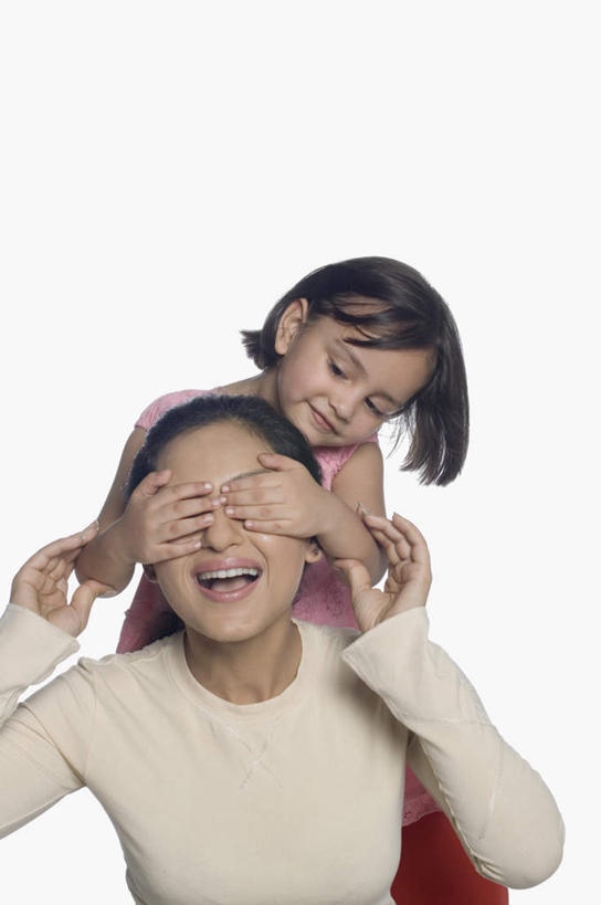 儿童,中年人,两个人,家庭,母亲,女儿,笑,微笑,露齿笑,竖图,室内,白天,白色背景,正面,纯洁,亚洲,服装,注视,休闲装,小孩,衣服,观察,看,休闲,温暖,温馨,母女,一家人,休闲服,可爱,母爱,童年,童趣,遮,摄影,服饰,影棚,观看,和睦,察看,遮挡,关注,童真,烂漫,无邪,遮盖,遮蔽,天真,女孩,女人,女性,中年女性,亚洲人,印度人,孩子,半身,彩图,影棚拍摄,拍摄,融洽,女生