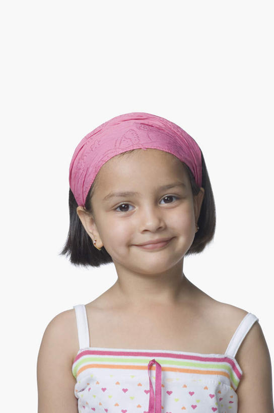 儿童,脸,头,脸颊,一个人,站,笑,微笑,露齿笑,竖图,室内,特写,白天,白色背景,正面,纯洁,亚洲,仅一个女性,仅一个人,服装,装饰,注视,休闲装,肩膀,小孩,衣服,发箍,发饰,饰品,观察,看,站着,仅一个小孩,休闲,休闲服,可爱,童年,童趣,摄影,服饰,影棚,头箍,观看,察看,关注,发卡,童真,烂漫,无邪,配饰,天真,女孩,女人,女性,亚洲人,印度人,孩子,头部,脸部,脸蛋,面部,站立,半身,彩图,影棚拍摄,拍摄,女生