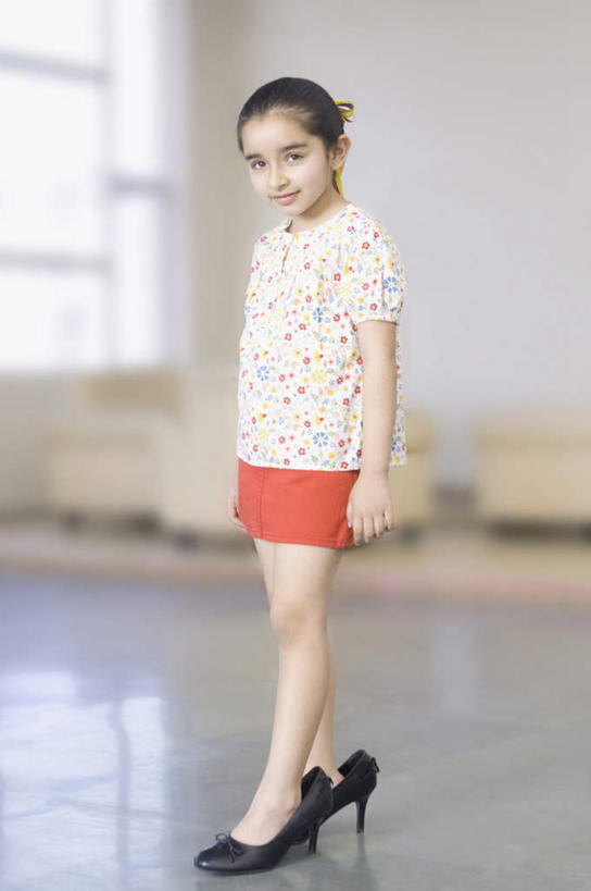 儿童,一个人,站,竖图,室内,白天,正面,高跟鞋,时尚,纯洁,鞋子,亚洲,仅一个女性,仅一个人,服装,注视,休闲装,穿,小孩,衣服,观察,看,站着,仅一个小孩,休闲,休闲服,可爱,童年,童趣,服饰,观看,察看,穿着,关注,时髦,童真,烂漫,无邪,时兴,天真,女孩,女人,女性,亚洲人,印度人,孩子,站立,彩图,全身,女生