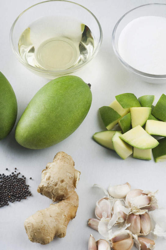 芥末,无人,竖图,俯视,室内,特写,白天,白色背景,餐桌,桌子,芒果,姜,蔬菜,蒜,水果,玻璃,许多,阴影,朦胧,模糊,新鲜,反射,影子,食品,很多,蒜头,玻璃制品,食物,两个,容器,碗,摄影,有机食品,绿色食品,影棚,餐台,储藏,储存,止咳,山葵,止痛,泽山葵,溪山葵,芥子末,山嵛菜,芥辣粉,哇沙比,辣根,解毒,胡蒜,发汗,温肺,温胃,行气,止呕,百辣云,望果,蜜望,檬果,闷果,漭果,杧果,庵波罗果,生姜,老姜,大蒜,彩图,高角度拍摄,影棚拍摄,拍摄,贮存,散寒