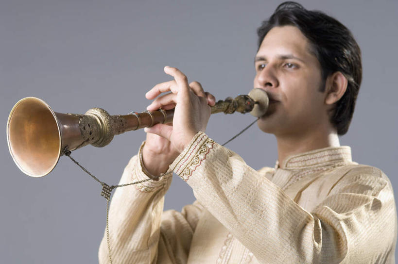 一个人,站,横图,室内,白天,正面,民族服装,亚洲,仅一个男性,仅一个人,仅一个中年男性,握,灰色背景,服装,吹奏乐器,单簧管,黑管,乐器,木管乐器,拿,拿着,注视,衣服,吹,观察,看,站着,握着,摄影,服饰,影棚,观看,察看,木管,衣着,穿着,关注,克拉管,乌木棒,衣饰,男人,男性,中年男性,亚洲人,印度人,站立,半身,彩图,影棚拍摄,传统服装,民俗服,拍摄