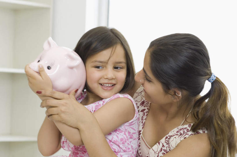 儿童,中年人,两个人,家庭,母亲,女儿,坐,抱,横图,室内,白天,正面,纯洁,书架,亚洲,服装,拿,拿着,注视,休闲装,小孩,衣服,容器,观察,看,休闲,温暖,温馨,母女,一家人,休闲服,储蓄罐,器皿,可爱,母爱,童年,童趣,储蓄,存钱,金融,理财,服饰,经济,抱着,观看,和睦,察看,搂着,资金,存钱罐,关注,存款,流通,贸易,童真,烂漫,无邪,贮钱罐,储钱罐,扑满,天真,女孩,女人,女性,中年女性,亚洲人,印度人,孩子,怀抱,搂,搂抱,相抱,拥抱,坐着,半身,彩图,融洽,女生