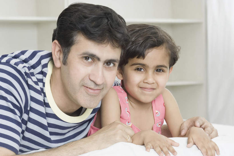 儿童,中年人,两个人,家庭,父亲,女儿,坐,横图,室内,白天,正面,纯洁,柜子,书架,亚洲,服装,储物柜,注视,休闲装,小孩,衣服,观察,看,趴着,休闲,温暖,温馨,父女,一家人,休闲服,父爱,可爱,童年,童趣,服饰,观看,和睦,察看,储存,关注,童真,烂漫,无邪,储备,蕴藏,贮备,天真,男人,男性,女孩,中年男性,亚洲人,印度人,孩子,趴,坐着,半身,彩图,融洽,贮存,女生