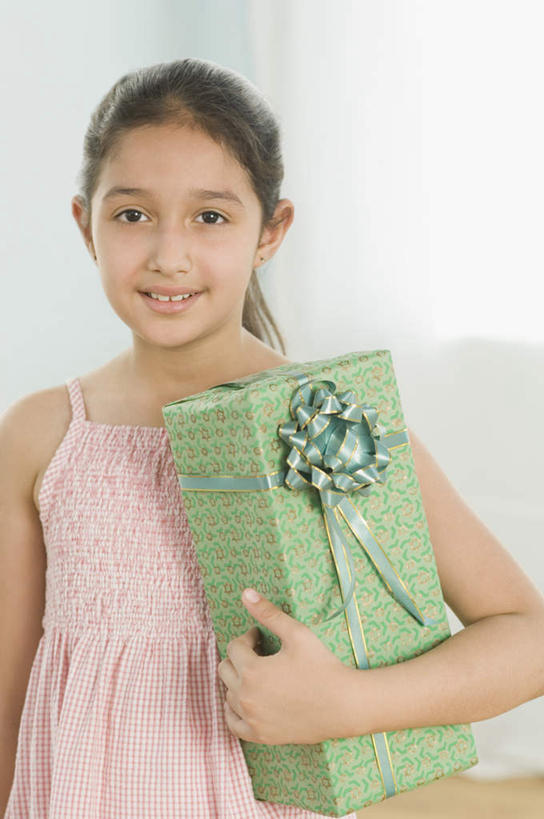 儿童,一个人,站,捧,竖图,室内,白天,正面,纯洁,礼盒,礼物,亚洲,仅一个女性,仅一个人,服装,纸盒,注视,休闲装,盒子,小孩,衣服,包装盒,礼品盒,观察,看,站着,仅一个小孩,休闲,休闲服,可爱,童年,童趣,服饰,礼品,观看,察看,关注,童真,烂漫,无邪,天真,女孩,女人,女性,亚洲人,印度人,孩子,端,端着,捧着,手捧,站立,半身,彩图,女生