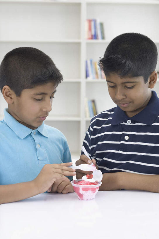 儿童,两个人,家庭,站,吃,竖图,室内,白天,正面,纯洁,柜子,书架,亚洲,服装,勺子,冰激凌,储物柜,清凉,拿,拿着,注视,休闲装,小孩,衣服,调羹,汤匙,冷饮,观察,看,站着,休闲,舒服,温暖,温馨,一家人,休闲服,冰淇淋,可爱,童年,童趣,服饰,观看,解暑,和睦,察看,储存,关注,解渴,雪糕,童真,烂漫,无邪,舒爽,冰糕,消暑,储备,蕴藏,贮备,天真,男孩,男人,男性,亚洲人,印度人,嚼,食,站立,半身,彩图,融洽,贮存,男生