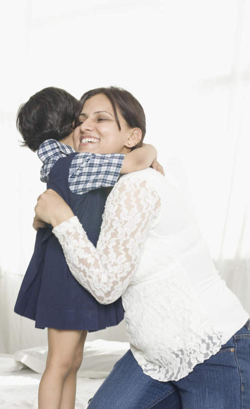 儿童,中年人,两个人,家庭,母亲,女儿,站,抱,笑,微笑,露齿笑,竖图,室内,白天,侧面,纯洁,亚洲,服装,注视,休闲装,小孩,衣服,观察,看,站着,休闲,温暖,温馨,母女,一家人,休闲服,可爱,母爱,童年,童趣,服饰,抱着,观看,和睦,察看,搂着,关注,童真,烂漫,无邪,天真,女孩,女人,女性,中年女性,亚洲人,印度人,孩子,怀抱,搂,搂抱,相抱,拥抱,站立,半身,彩图,融洽,女生