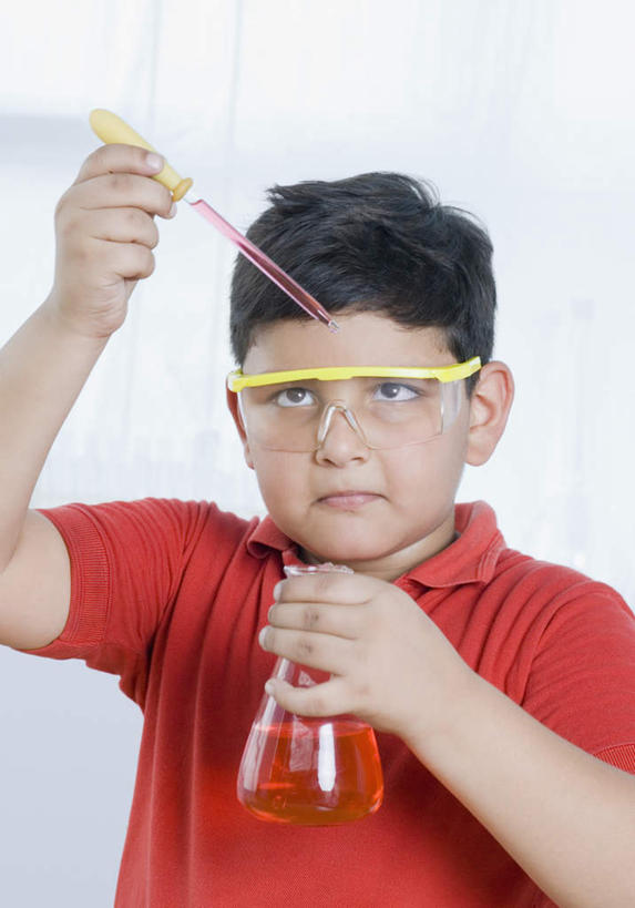 儿童,一个人,站,举,竖图,室内,白天,正面,安全,实验,仪器,亚洲,仅一个男性,仅一个人,服装,研究,透明,分析,化学,测试,滴管,烧瓶,眼镜,锥形瓶,防护,拿,拿着,注视,休闲装,玻璃制品,小孩,衣服,红色,玻璃瓶,瓶子,观察,看,托,站着,仅一个小孩,休闲,休闲服,器皿,服饰,观看,护目镜,保护,察看,关注,保险,计量,玻璃仪器,试验耗材,实验用品,吸液管,保全,周全,安稳,安定,三角烧瓶,依氏烧瓶,锥形烧瓶,安全防护眼镜,移液管,平安,男孩,男人,男性,亚洲人,印度人,孩子,举起,举手,举着,向上举,向上伸,向上托,站立,半身,彩图,防护眼镜,男生